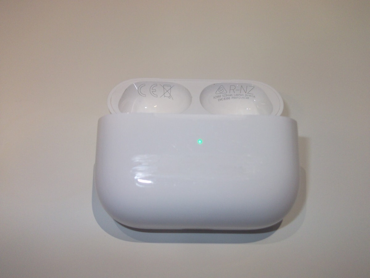 Genuine Apple AirPods Pro 2nd Generation A2968 Charging Case - USB C - MARKS !