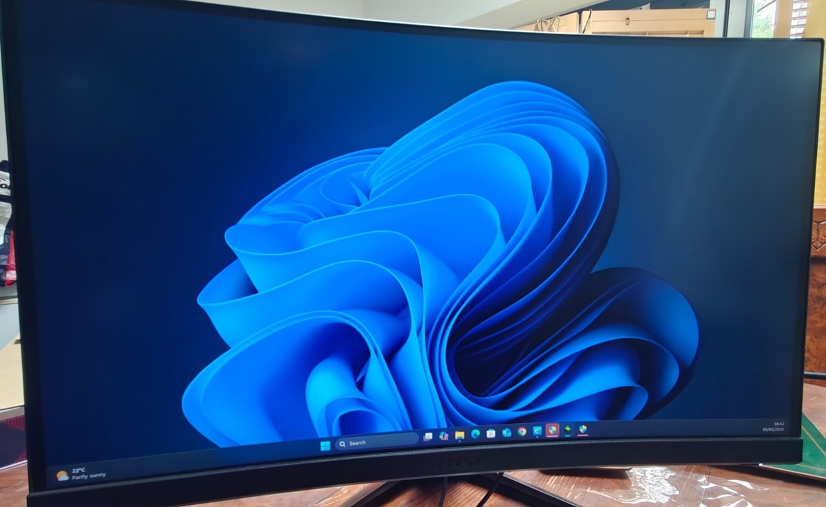 MSI Optix G24C6 24" Curved Gaming Monitor 144Hz 1ms — Boxed, 1 Dead Pixel