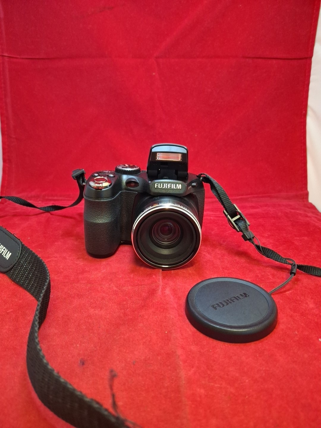 Fujifilm Finepix S1600 10MP 15X Optical Zoom Digital Camera Inc Sd Card E2