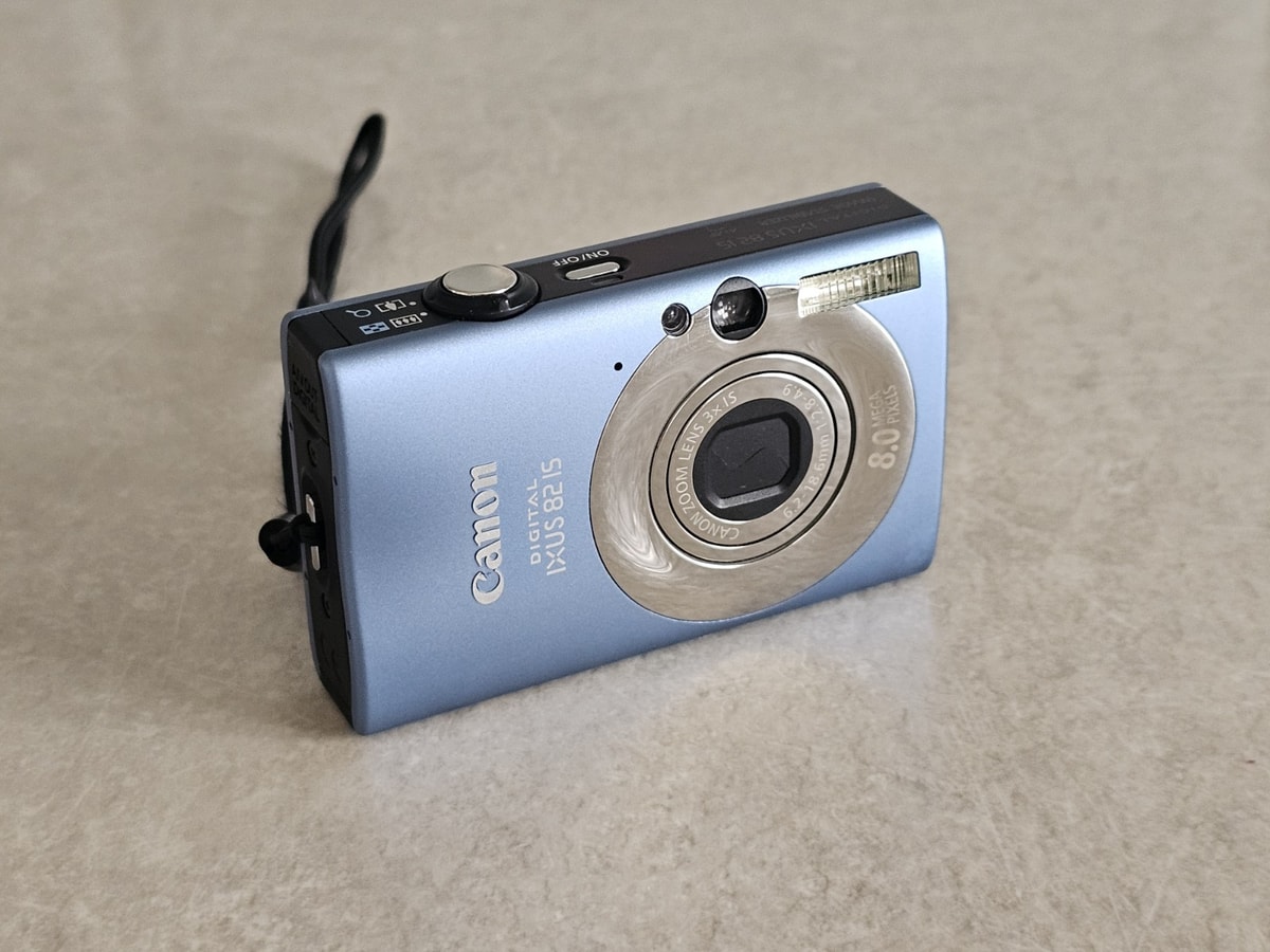 Canon IXUS 82 IS 8.0MP Digital Camera +16GB SDHC - Blue NO CHARGER