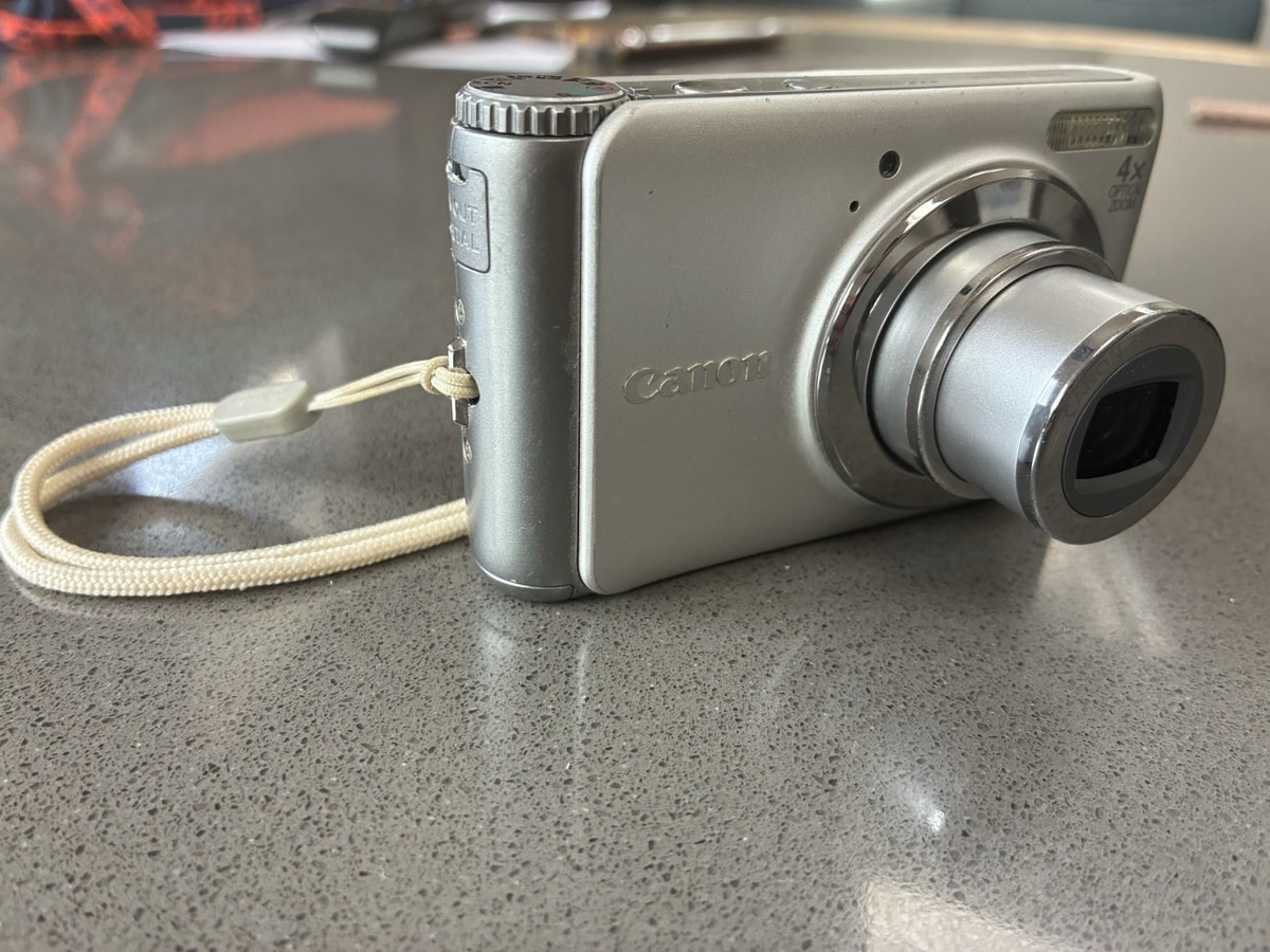Canon PowerShot A3100 IS Digital Camera 12.1MP with charger