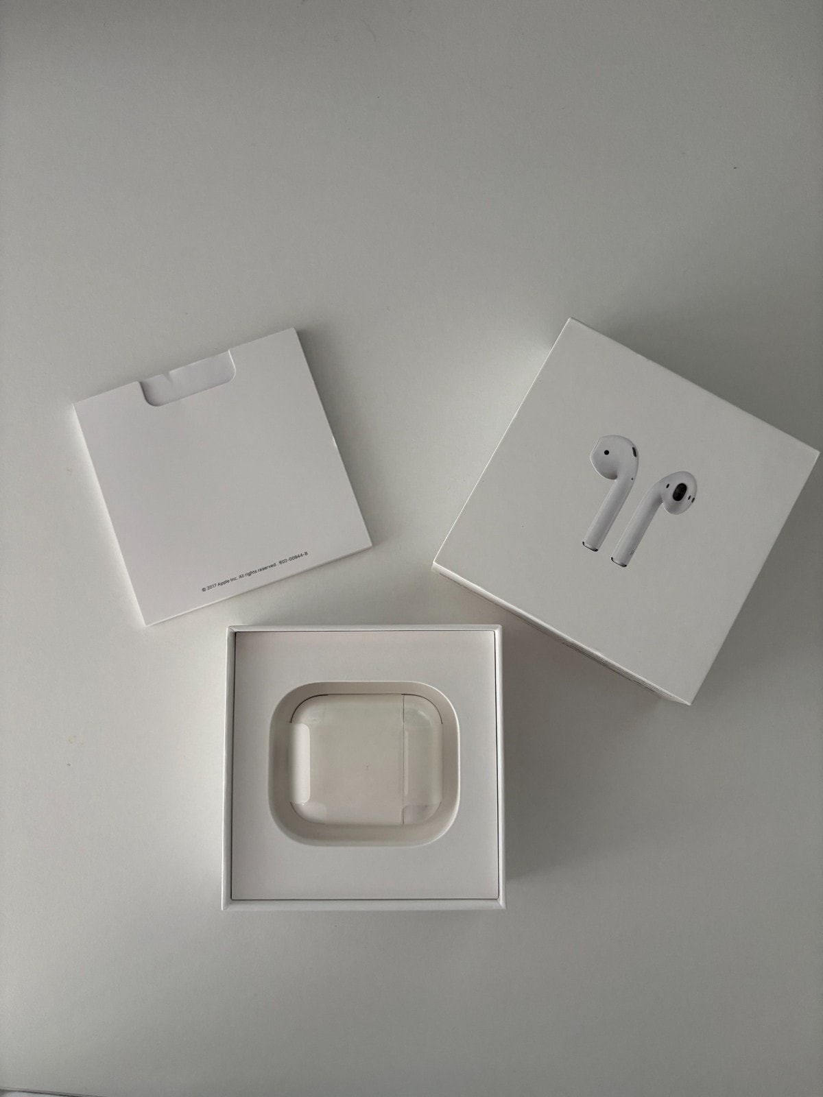 Apple AirPods 1st Generation with Charging Case - White. Please read description