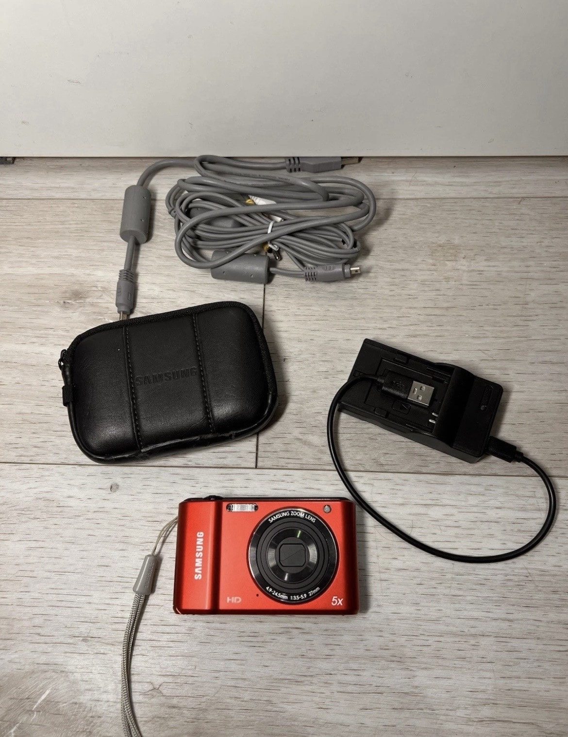 Samsung ES90 Digital Camera. With Case, charger and Data Cable