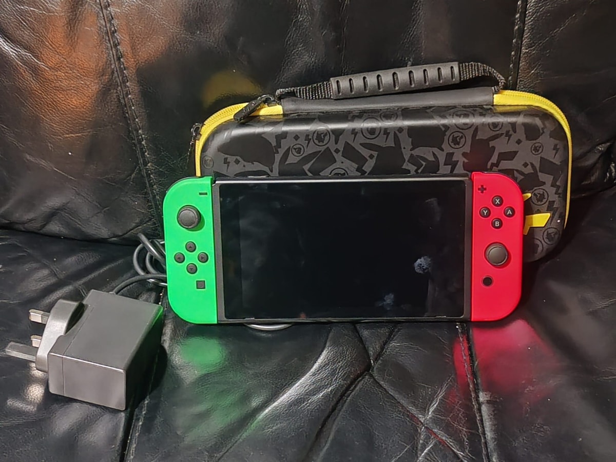 Nintendo Switch 32GB + Charger And Case Neon Pink/Green Controllers