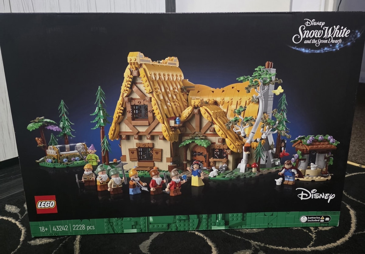 LEGO Disney Princess: Snow White and the Seven Dwarfs' Cottage (43242)