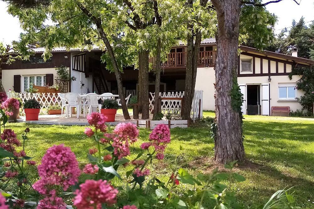 Hotell i Puydarrieux från 96 kr per natt