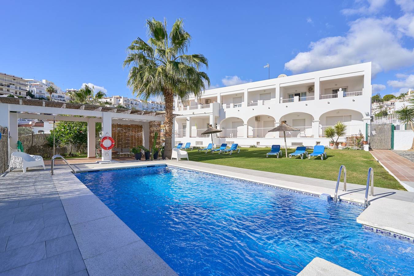 Hotell i Nerja från 91 kr per natt