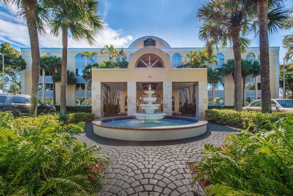 Boca Raton (FL) - La Quinta I-95 Deerfield Beach - Next to The Home Depot & Behind The Wawa