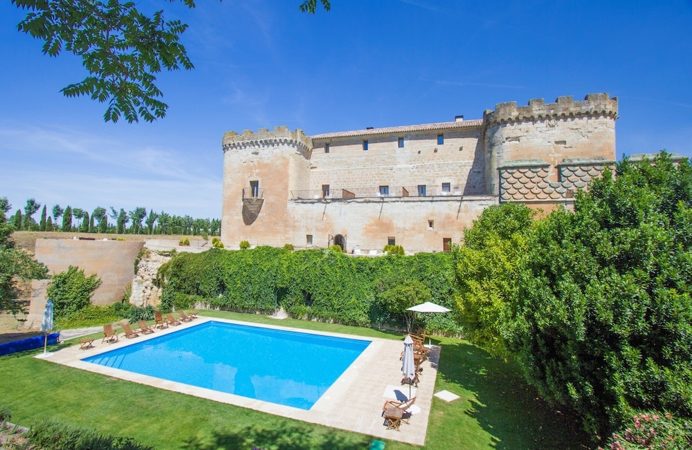 Villanueva de Cañedo - Posada Real Castillo del Buen Amor