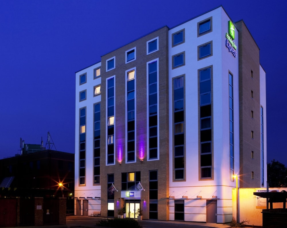 Watford - Holiday Inn Express LONDON - WATFORD JUNCTION by IHG