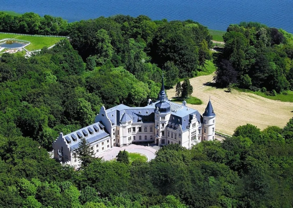 Bergen auf Rügen - Schlosshotel Ralswiek