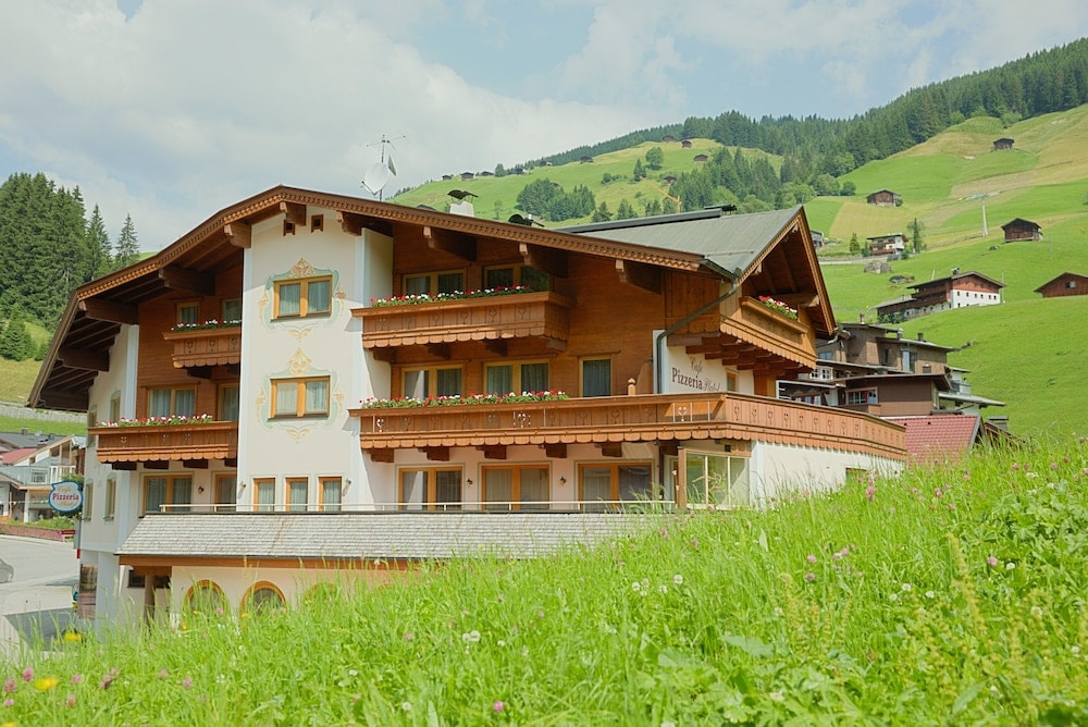 Mühlen - Aparthotel Dorfplatzl Garni Apartments & B&B