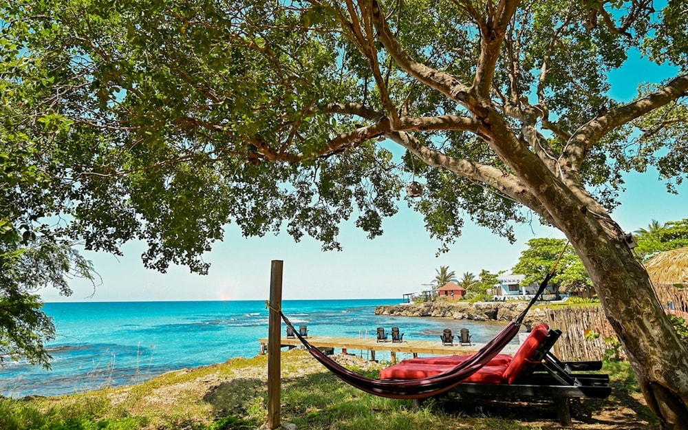 Stockholm - Treasure Beach - The Nook, Design Led 2BR Villa, Walk to Beach, Jakes, Restaurants and More