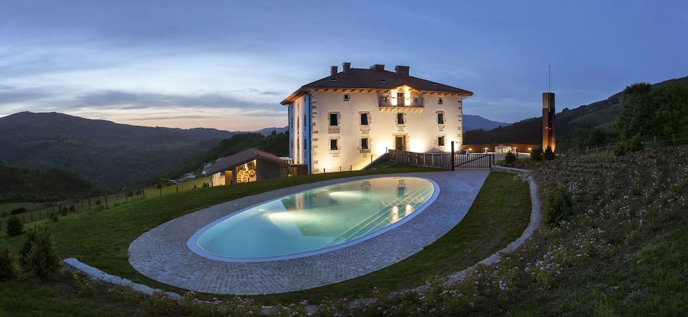 Ituren - Palacio de Yrisarri by IrriSarri Land