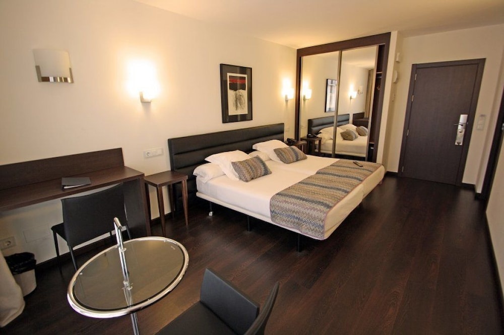 Linares (Asturias) - Hotel Villa Rosario II, Edificio Moderno
