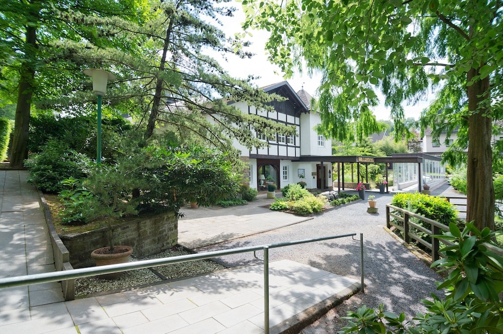 Bergisch Gladbach - Romantik Waldhotel Mangold