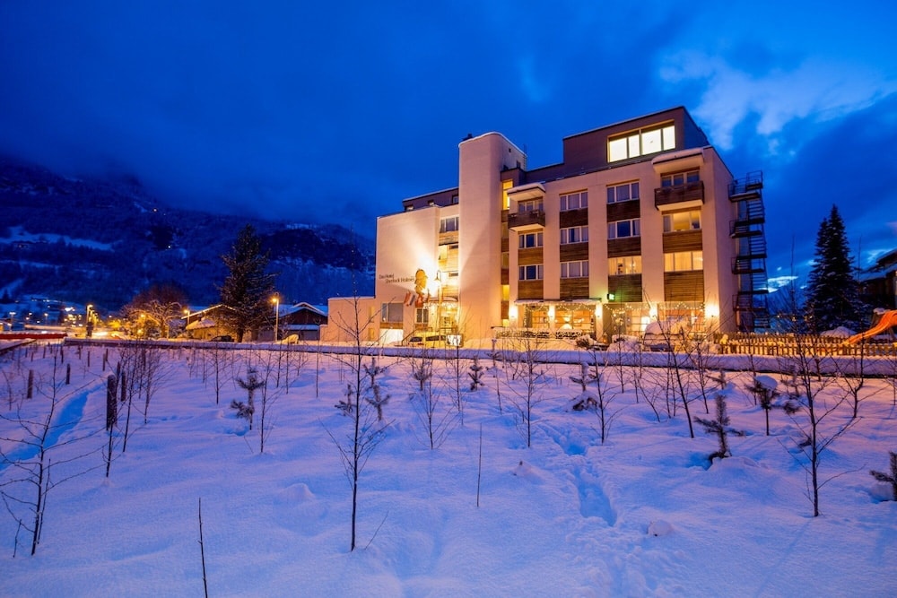 Meiringen - Hotel Sherlock Holmes & Khana Restaurant "nur 200 m zur Gondelbahn Hasliberg"