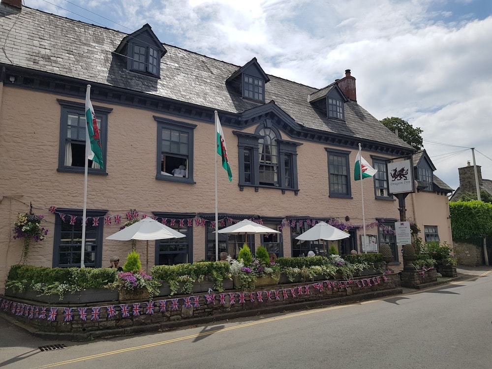Llanvihangel Crucorney - Dragon Inn