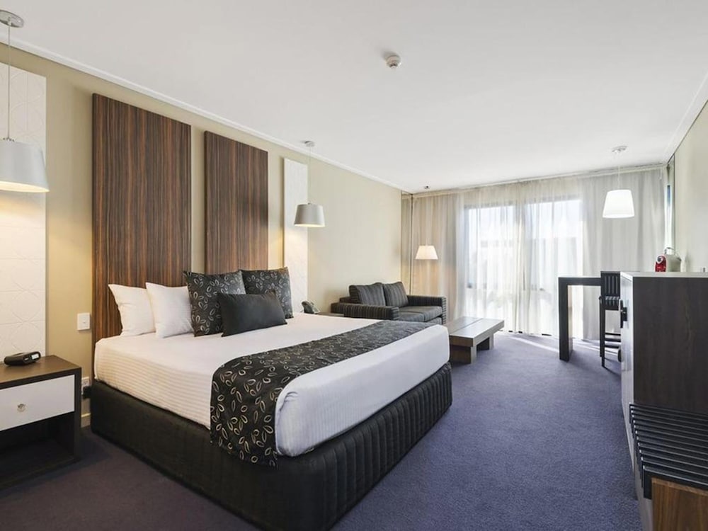 Melbourne Airport - Quality Hotel Taylors Lakes