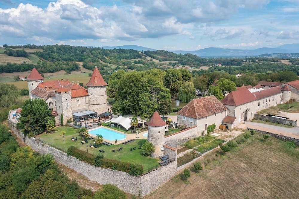 Les Dépendances du Château Chapeau Cornu