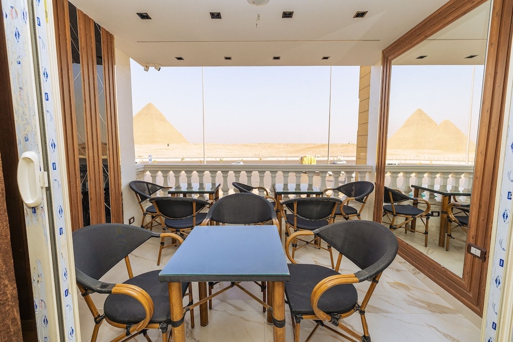 Giza - White Pyramids inn