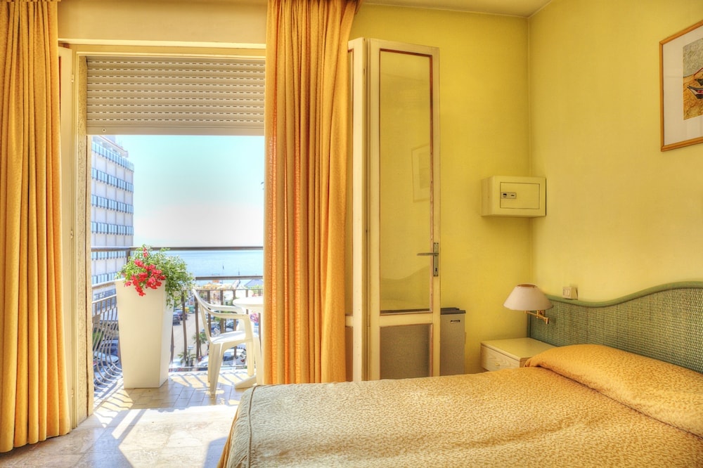 Lido di Jesolo - Hotel AMALFI & Restaurant Karaoke Bar
