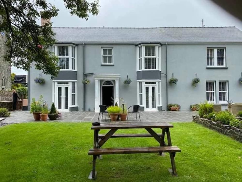 Pembroke - OYO Lamphey Hall