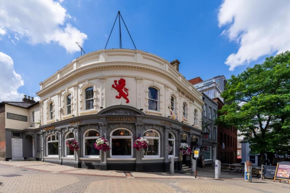 Luton - OYO The Red Lion Hotel
