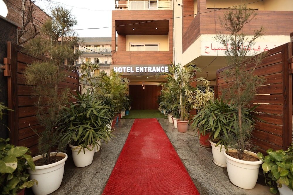 Gurgaon - Hotel Starex Opp. Artemis Hospital