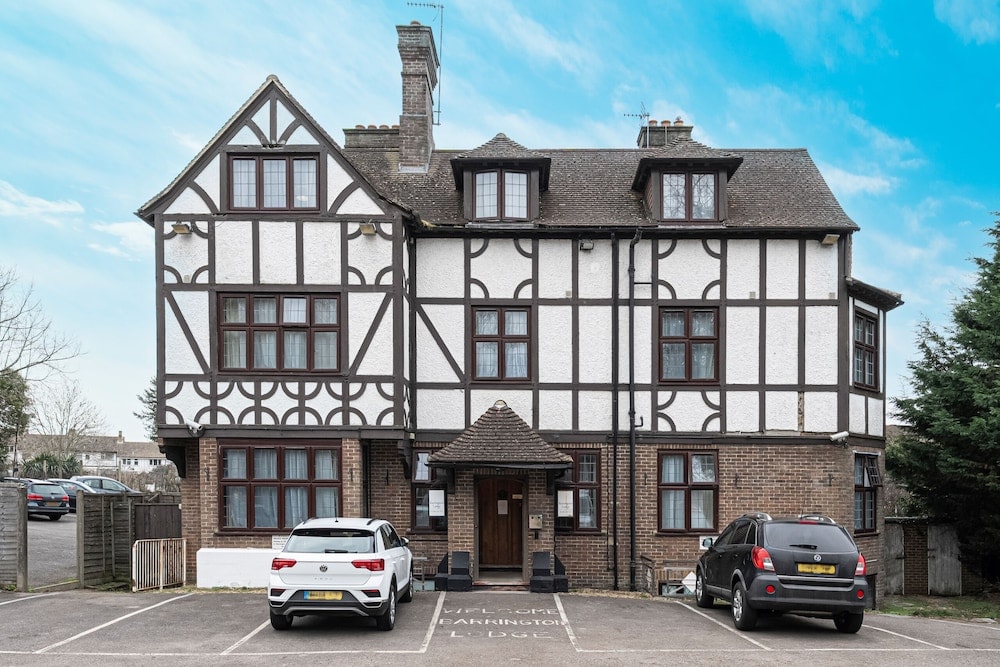 Gatwick - Barrington Lodge
