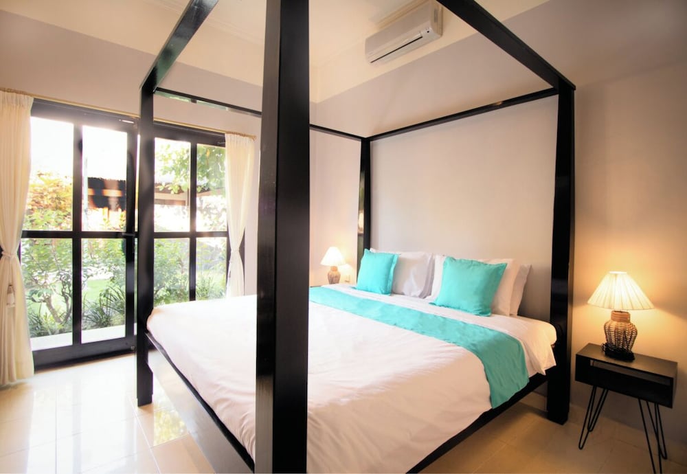 Kubutambahan - 3 BR luxury beachfront with private pool