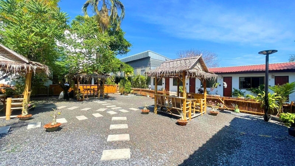 Karon Beach - New Breakers Hotel Rawai