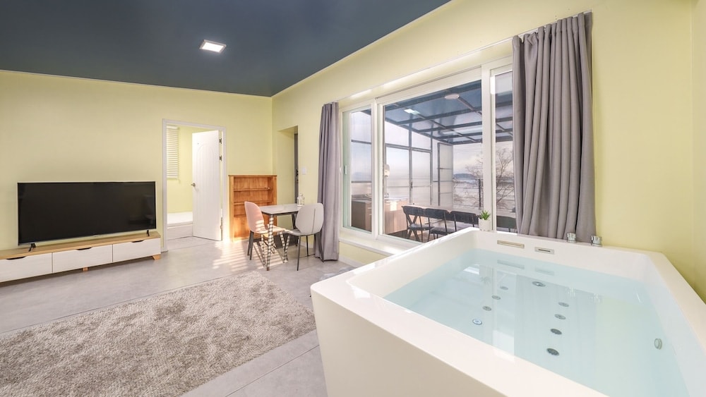 Ongjin - Yeongheungdo Sunset Spa Pension