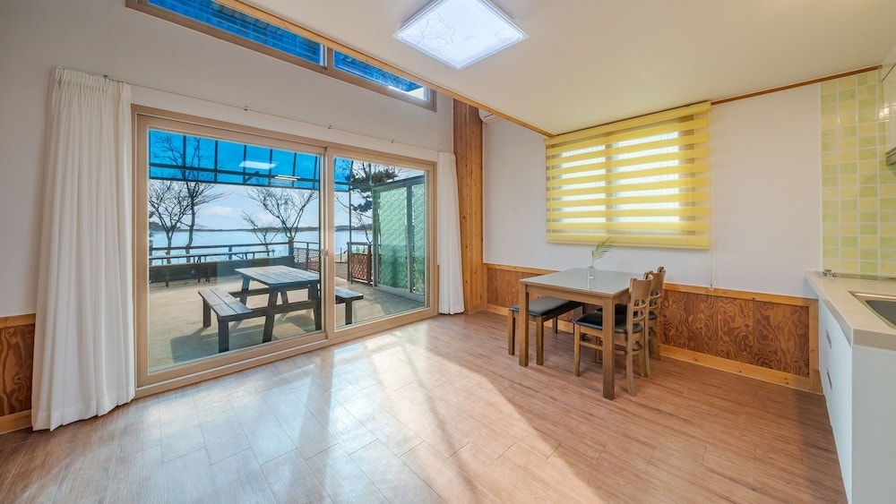 Ongjin - Yeongheungdo Rainbow Ocean View Pension