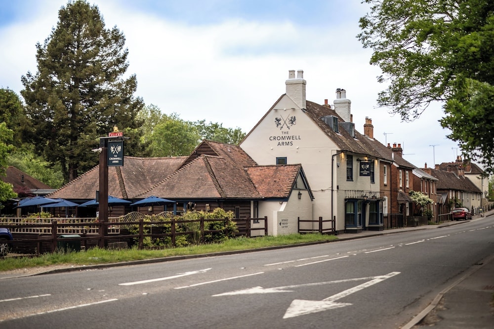 Sherfield English - Cromwell Arms Country Pub with Rooms