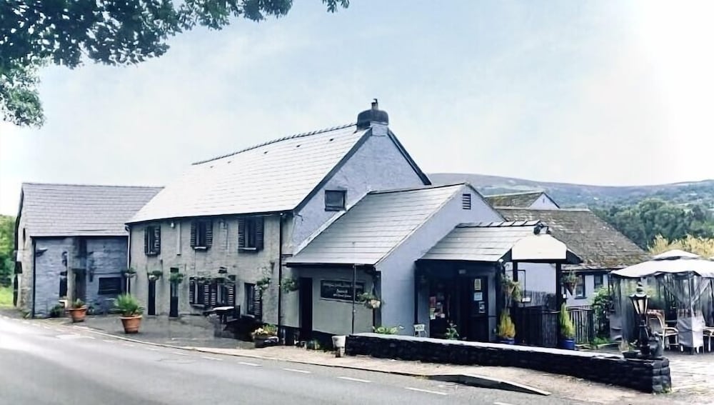 Llanvihangel Crucorney - Roadhouse Llanwenarth