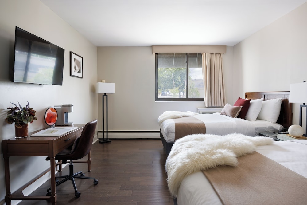 Queens - The Andrew Hotel