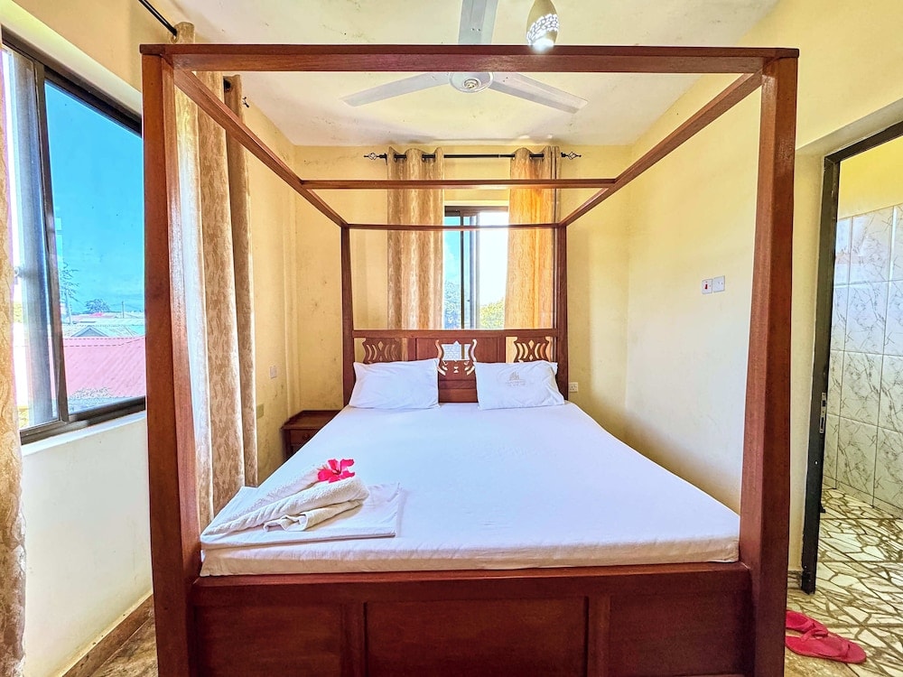Tiwi - Goldstone Hotel