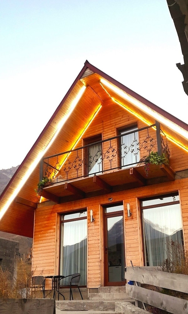 Kazbegi - Mountain flower cottage