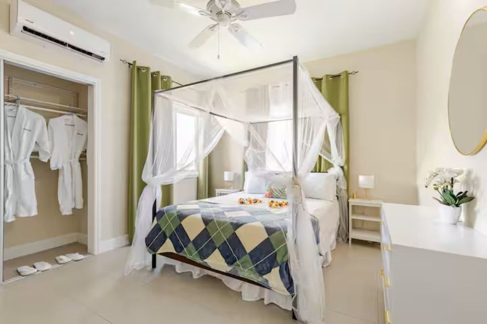 Lucea - Sunshine Seashore Escape Jamaica
