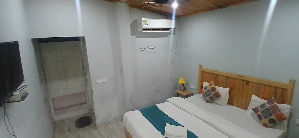 Rāmnagar - The Evergreen Hotel