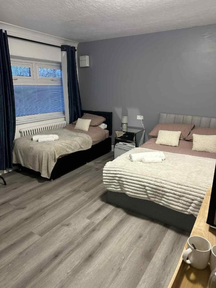 Merthyr Tydfil - OYO Princetown Lodge, Near Brecon Beacons & Bike Park Wales, Free Parking