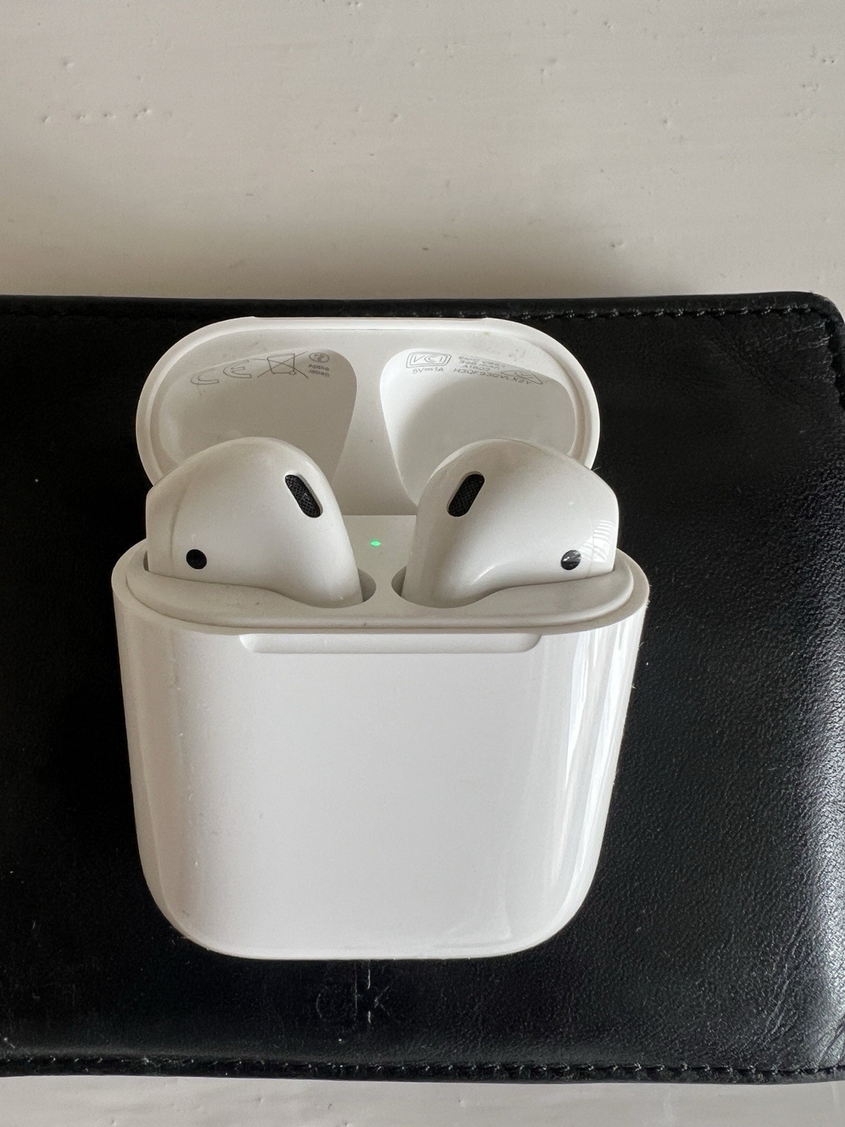 Apple AirPods 2nd Generation with Charging Case - White - Excellent
