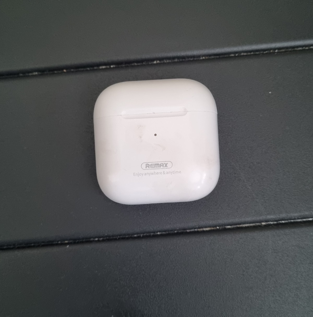 White Bluetooth Airpods with Charging Case and Charging Cable
