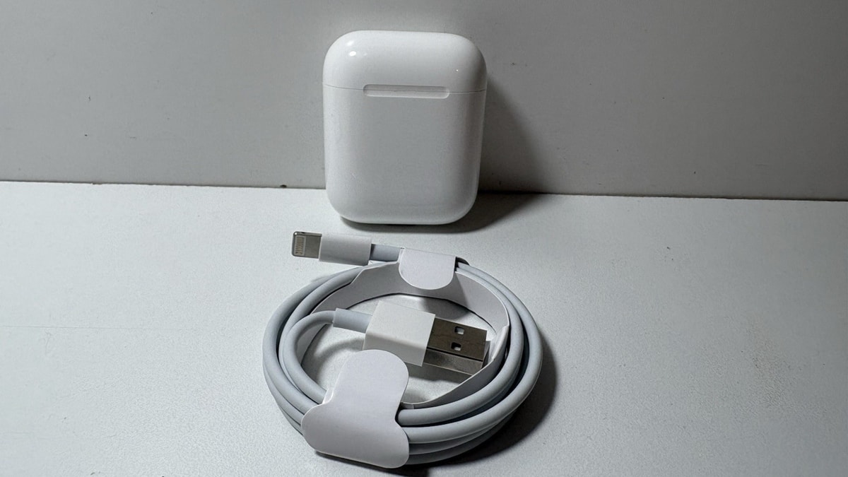 Apple AirPods 2nd Generation with Lightning Charging Case A1602 - White