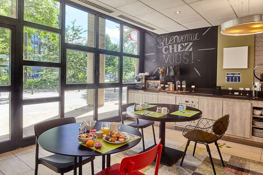 Versailles - B&B HOTEL Saint-Quentin-en-Yvelines Centre Gare 4 étoiles