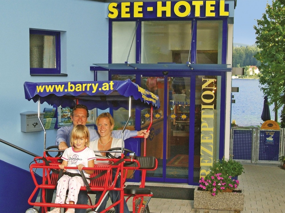 Österrikiska alperna - Barry Memle Directly at the Lake