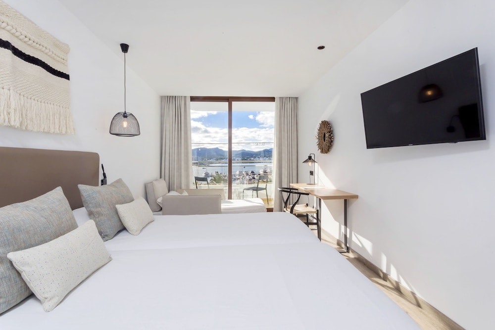 San Antonio de Portmany, Ibiza - Hotel Sa Clau by Mambo