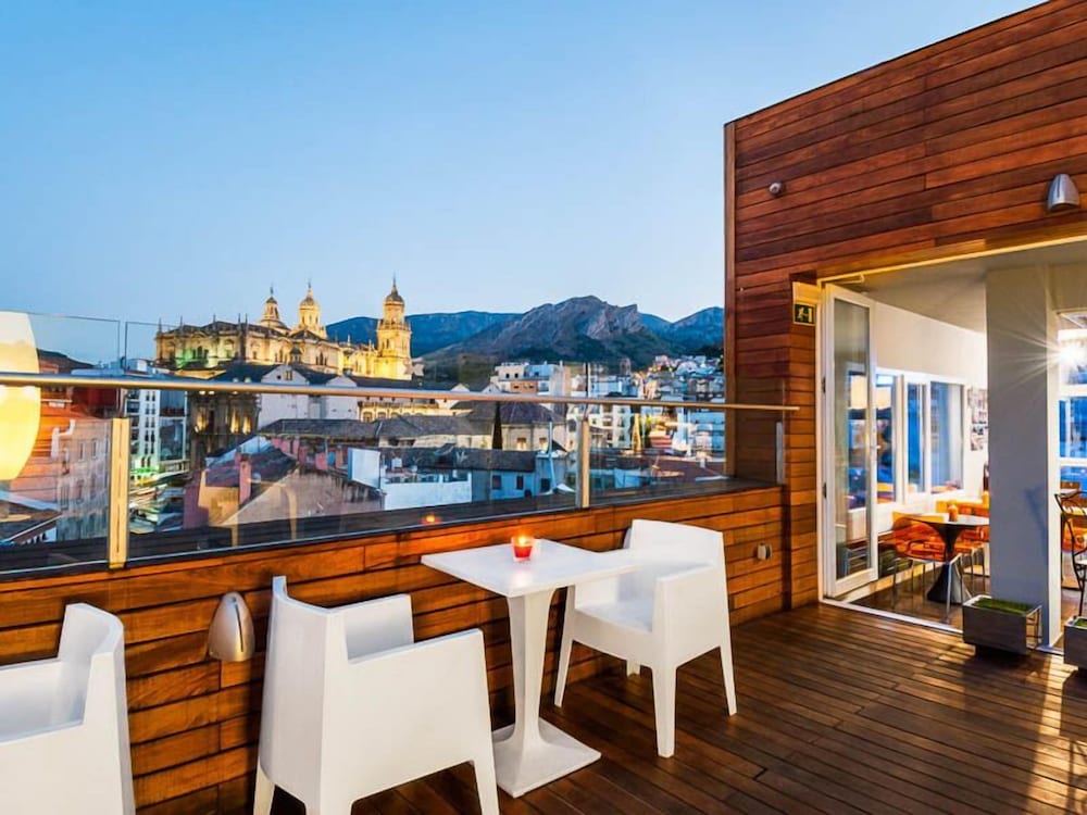 Jaén - HOTEL XAUEN en pleno centro con acceso autorizado y a 100m de la Catedral