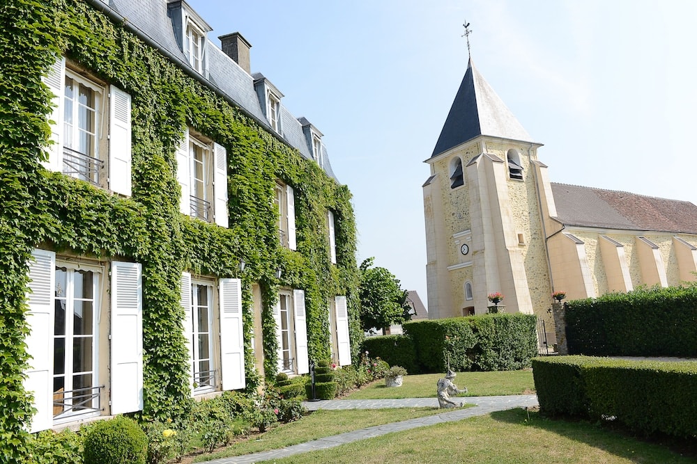 Crecy la Chapelle - Château de Sancy